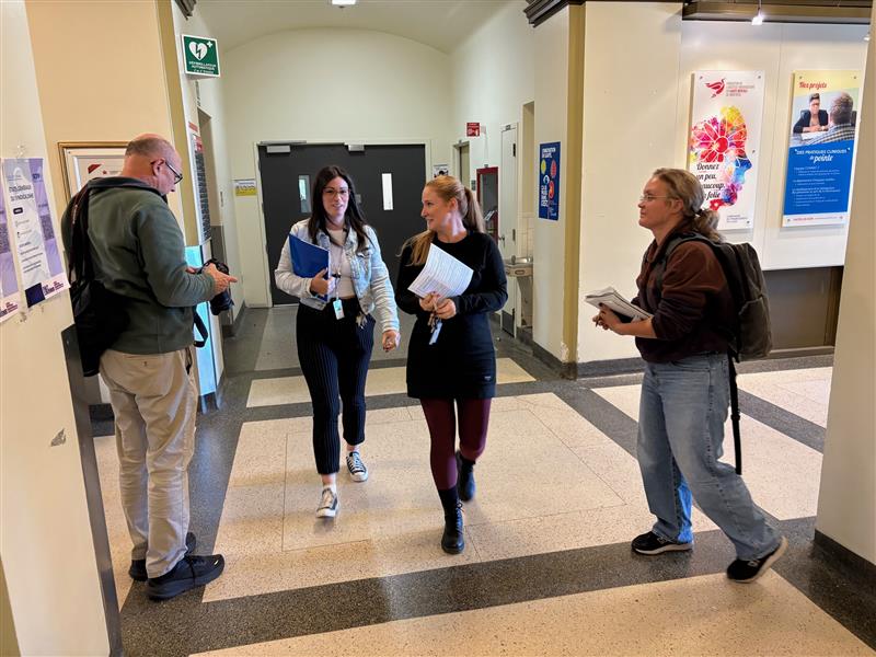 Équipe TIBD et journalistes avant de rencontrer l'usager