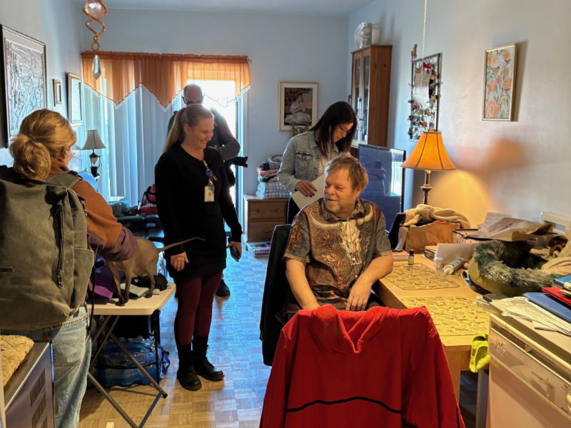 Équipe TIBD et journalistes chez un usager